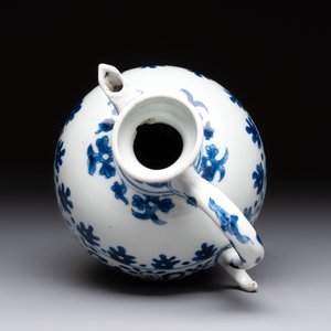 A Chinese blue and white ovoid jug after a Southern European example, Kangxi — photo 6