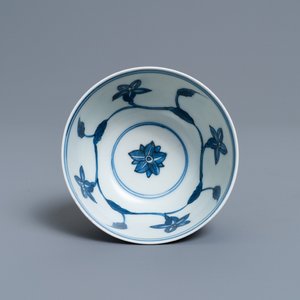 A Chinese blue and white 'palace' bowl, Kangxi — 照片 1