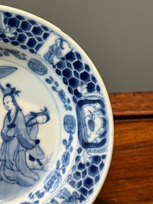 A Chinese blue and white 'Parasol ladies' plate after Cornelis Pronk, Qianlong — photo 3