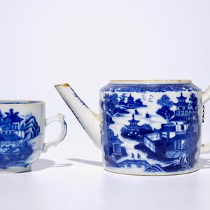 A Chinese blue and white part tea service with landscapes, Qianlong — photo 4