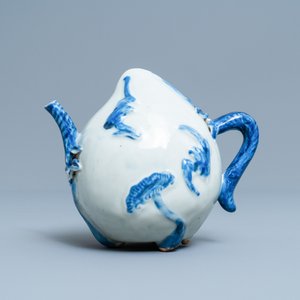 A Chinese blue and white peach-shaped cadogan teapot, 18/19th C. — 照片 2
