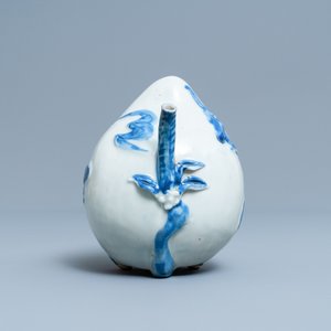 A Chinese blue and white peach-shaped cadogan teapot, 18/19th C. — 照片 3