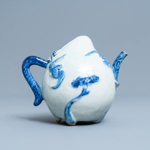 A Chinese blue and white peach-shaped cadogan teapot, 18/19th C. — 照片 4