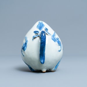 A Chinese blue and white peach-shaped cadogan teapot, 18/19th C. — 照片 5
