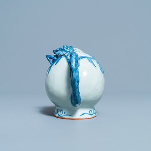 A Chinese blue and white peach-shaped cadogan teapot, 19th C. — 照片 3