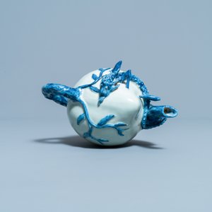 A Chinese blue and white peach-shaped cadogan teapot, 19th C. — 照片 6