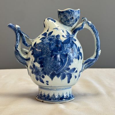 A Chinese blue and white peach-shaped cadogan-type wine pot  — photo 1