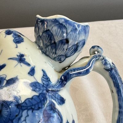 A Chinese blue and white peach-shaped cadogan-type wine pot  — photo 11