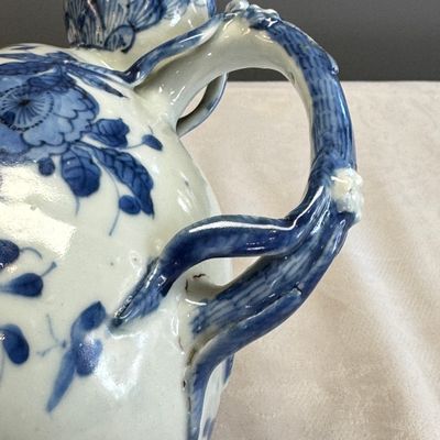 A Chinese blue and white peach-shaped cadogan-type wine pot  — photo 12