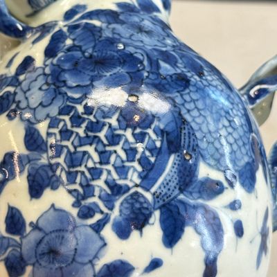 A Chinese blue and white peach-shaped cadogan-type wine pot  — photo 13