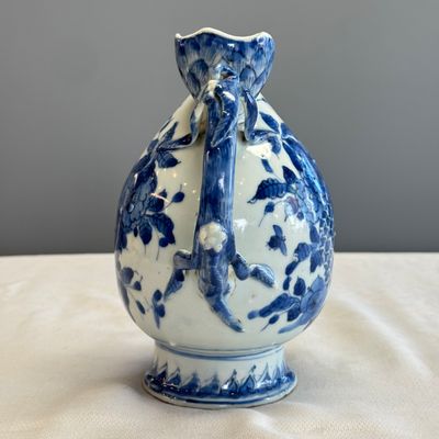 A Chinese blue and white peach-shaped cadogan-type wine pot  — photo 2