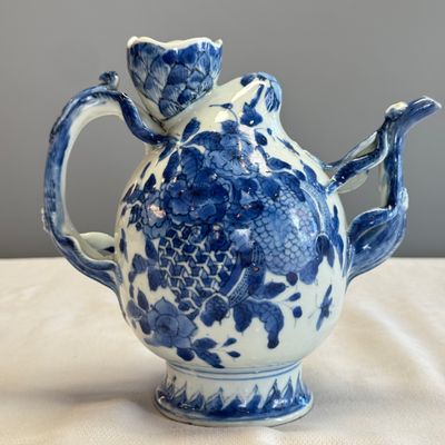 A Chinese blue and white peach-shaped cadogan-type wine pot  — photo 3
