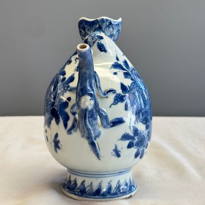 A Chinese blue and white peach-shaped cadogan-type wine pot  — photo 4