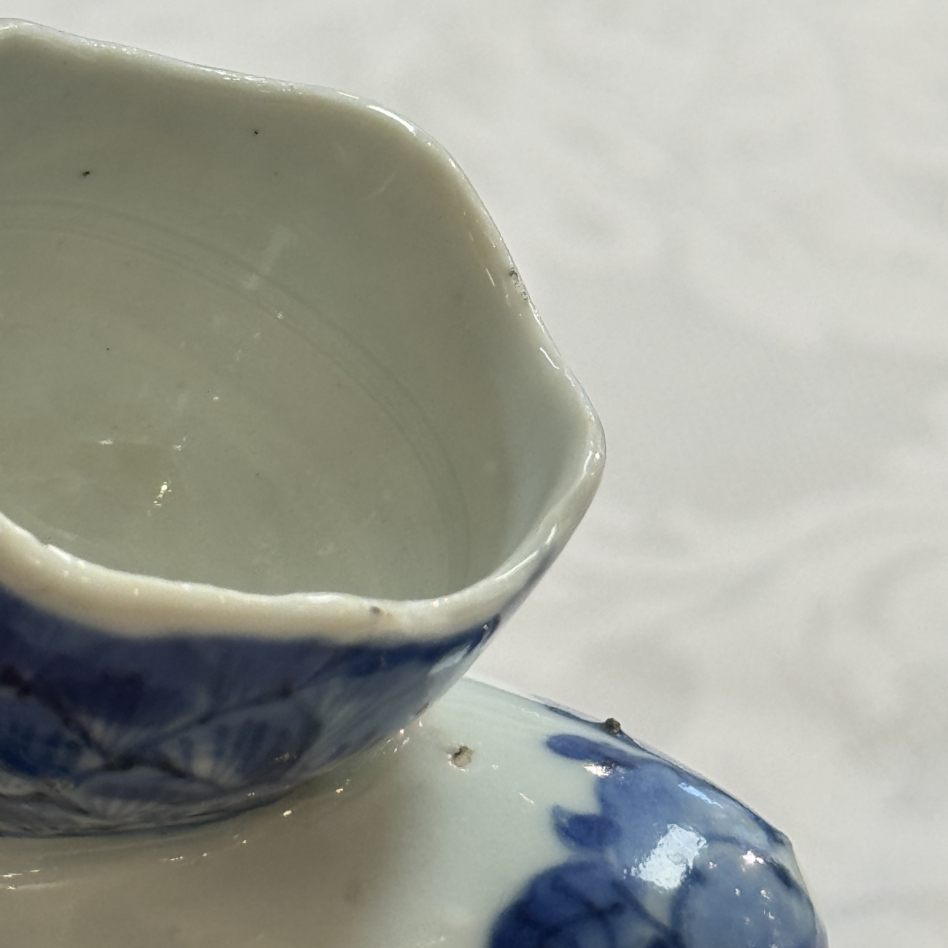 A Chinese blue and white peach-shaped cadogan-type wine pot  — photo 23