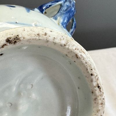 A Chinese blue and white peach-shaped cadogan-type wine pot  — photo 8