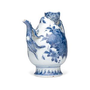 A Chinese blue and white peach-shaped cadogan-type wine pot  — photo 1