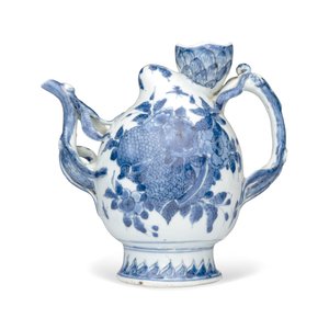 A Chinese blue and white peach-shaped cadogan-type wine pot  — photo 2