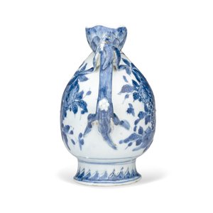 A Chinese blue and white peach-shaped cadogan-type wine pot  — photo 3