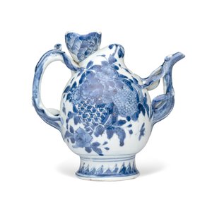 A Chinese blue and white peach-shaped cadogan-type wine pot  — photo 4