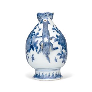 A Chinese blue and white peach-shaped cadogan-type wine pot  — photo 5