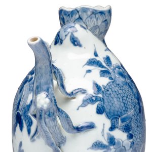 A Chinese blue and white peach-shaped cadogan-type wine pot  — photo 6