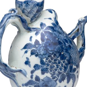 A Chinese blue and white peach-shaped cadogan-type wine pot  — photo 7