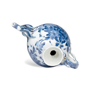 A Chinese blue and white peach-shaped cadogan-type wine pot  — photo 8