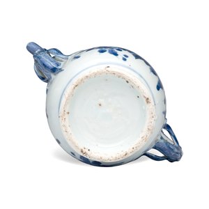 A Chinese blue and white peach-shaped cadogan-type wine pot  — photo 9