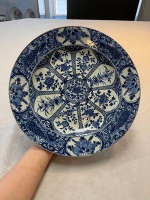 A Chinese blue and white 'peacock border' dish, Kangxi — photo 1