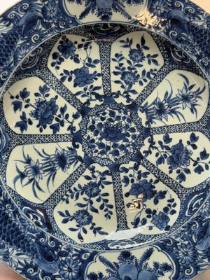 A Chinese blue and white 'peacock border' dish, Kangxi — photo 2