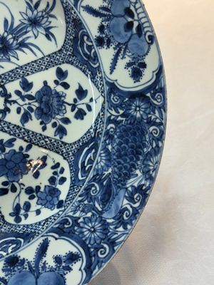 A Chinese blue and white 'peacock border' dish, Kangxi — photo 3