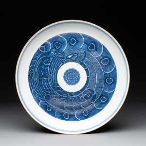 A Chinese blue and white 'peacock' dish, Jingdezhen 景德鎮 mark, dated 1955 — foto 1