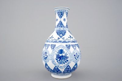 Un vase en forme de poire en porcelaine de Chine bleu et blanc, Kangxi, ca. 1700
