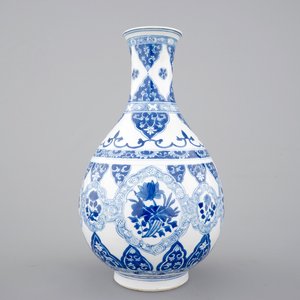 Un vase en forme de poire en porcelaine de Chine bleu et blanc, Kangxi, ca. 1700 — photo 1
