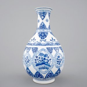 Un vase en forme de poire en porcelaine de Chine bleu et blanc, Kangxi, ca. 1700 — photo 2