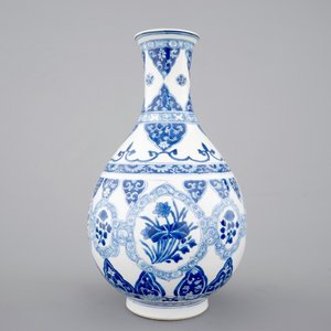 Un vase en forme de poire en porcelaine de Chine bleu et blanc, Kangxi, ca. 1700 — photo 3