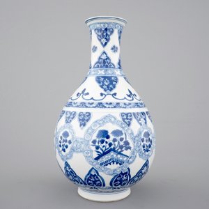 Un vase en forme de poire en porcelaine de Chine bleu et blanc, Kangxi, ca. 1700 — photo 4