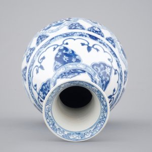 Un vase en forme de poire en porcelaine de Chine bleu et blanc, Kangxi, ca. 1700 — photo 5