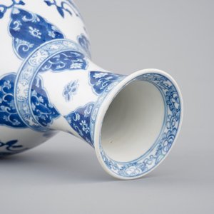 Un vase en forme de poire en porcelaine de Chine bleu et blanc, Kangxi, ca. 1700 — photo 6