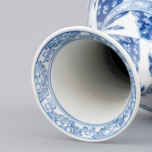 Un vase en forme de poire en porcelaine de Chine bleu et blanc, Kangxi, ca. 1700 — photo 7
