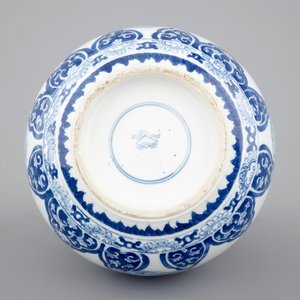 Un vase en forme de poire en porcelaine de Chine bleu et blanc, Kangxi, ca. 1700 — photo 8