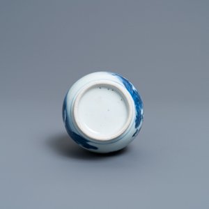 A Chinese blue and white pear-shaped bottle vase, Transitional period — photo 6