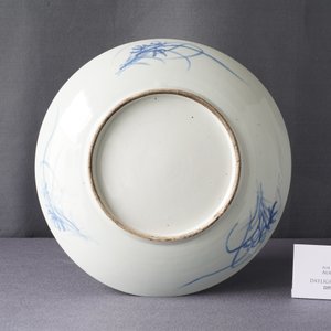 A Chinese blue and white 'peony' dish, 19th C. — photo 4