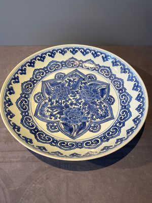 A Chinese blue and white 'peony' dish, Kangxi — photo 1