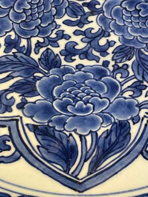A Chinese blue and white 'peony' dish, Kangxi — photo 2