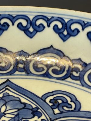 A Chinese blue and white 'peony' dish, Kangxi — photo 3