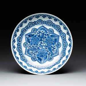 A Chinese blue and white 'peony' dish, Kangxi — photo 1