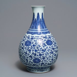 A Chinese blue and white 'peony scroll' bottle vase, Qianlong — photo 5