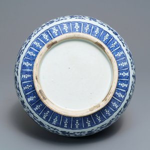 A Chinese blue and white 'peony scroll' bottle vase, Qianlong — photo 6