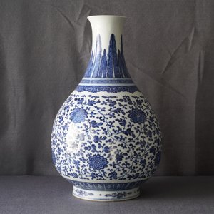 A Chinese blue and white 'peony scroll' bottle vase, Qianlong — 照片 13